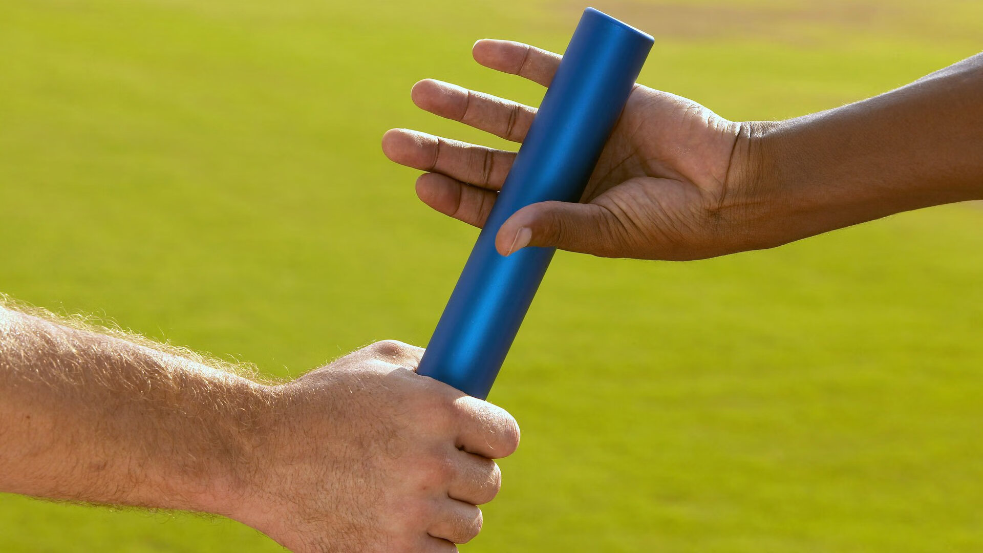 ac米兰官网首页-攻守平衡或进攻爆发哪种策略更适合赛季冲刺，攻守平衡的中场